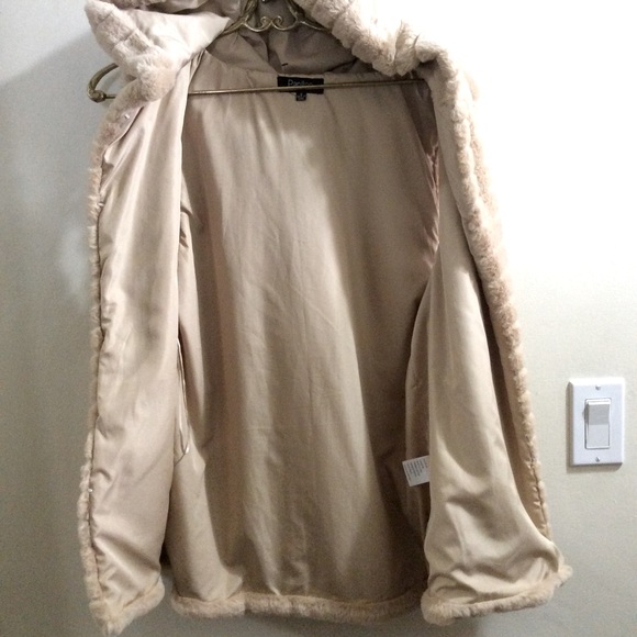 NWOT Papillon faux fur hooded vest - Picture 11 of 12